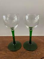 2 vintage likeurglaasjes met groene voet, Verzamelen, Glas en Borrelglaasjes, Ophalen of Verzenden, Zo goed als nieuw, Overige typen