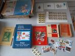 Pakket catalogi en postzegels, Postzegels en Munten, Postzegels | Toebehoren, Ophalen of Verzenden, Verzamelalbum