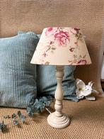 Landelijke brocante tafellamp met bloemenkap, D, Ophalen of Verzenden, Zo goed als nieuw, Minder dan 50 cm