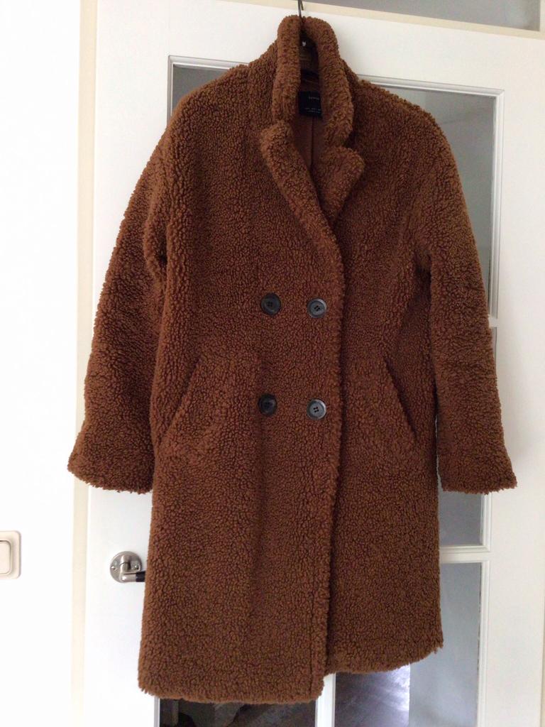 Jas Fluffy, roestbruin mt L 40/42 trendy, Bershka., Ophalen of Verzenden, Zo goed als nieuw, Maat 42/44 (L), Bruin