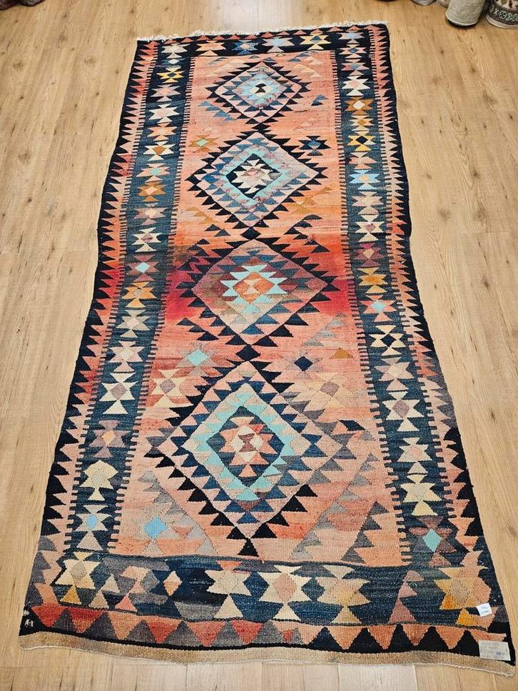 Vintage handgeweven perzische wollen kelim 281x128, Huis en Inrichting, Stoffering | Tapijten en Kleden, Gebruikt, 100 tot 150 cm