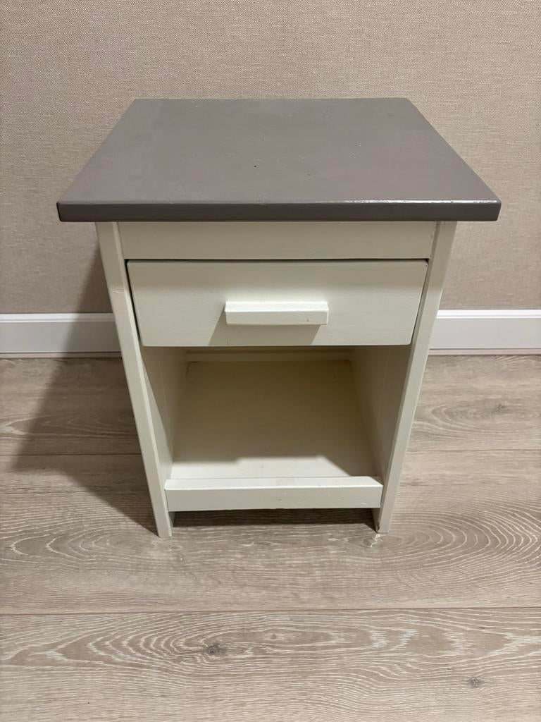 Nachtkastje met lade en open vak, Huis en Inrichting, Slaapkamer | Nachtkastjes, Gebruikt, Minder dan 45 cm, Hout, 55 tot 70 cm