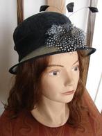 Vintage KayBee mt 56 hoed, kleur zwart/grijs met echte veren, Nieuw, 56 of 57 cm (M, 7 of 7⅛ inch), Ophalen of Verzenden, Hoed