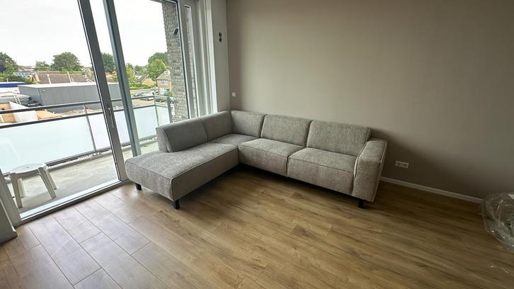 Beige L-vormige Hoekbank - 1 jaar oud - 4 personen, Huis en Inrichting, Banken | Bankstellen, Zo goed als nieuw, Hoekbank, Vierpersoons of meer