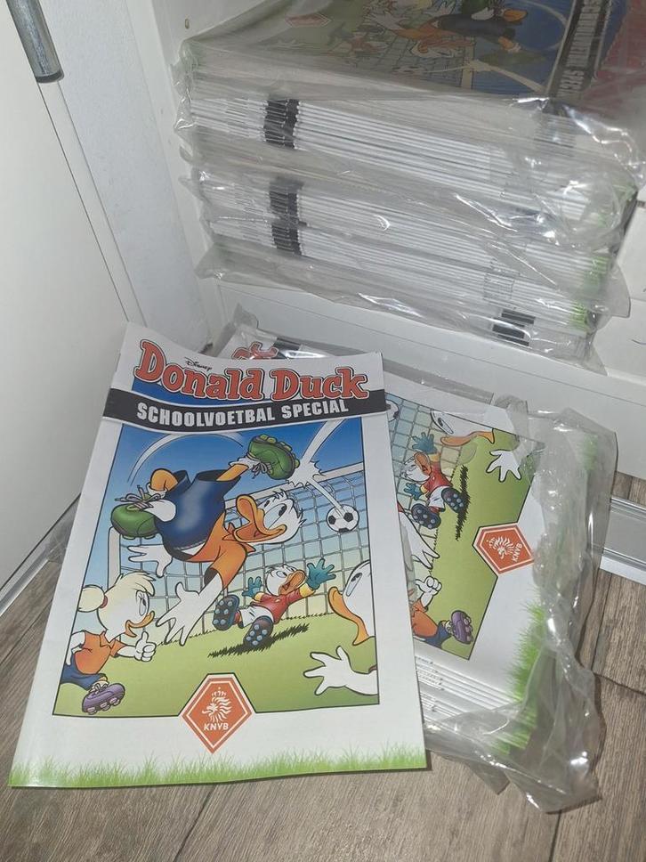 Donald Duck Schoolvoetbal Special KNVB, Boeken, Stripboeken, Zo goed als nieuw, Meerdere stripboeken, Ophalen of Verzenden