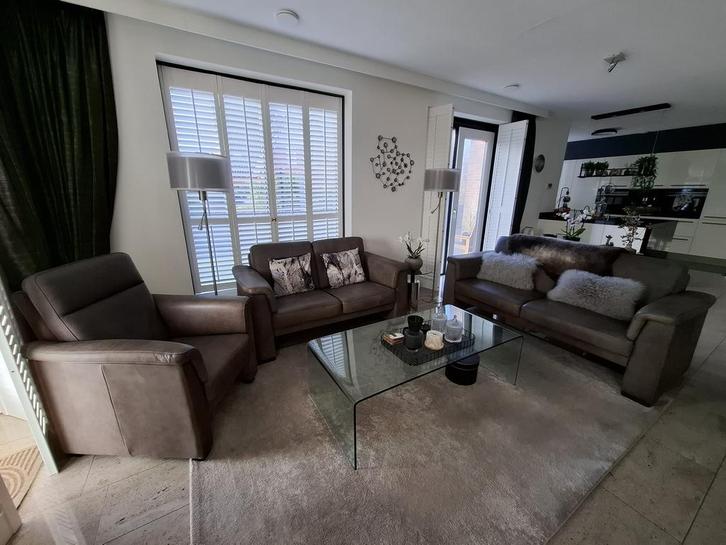 Nubuck lederen 2,5 zits,2 zits en fauteuil kleur taupe., Huis en Inrichting, Banken | Complete zithoeken, Zo goed als nieuw, Ophalen