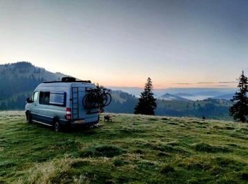 Luxe off-grid Sprinter met uniek, bohemian interieur beschikbaar voor biedingen