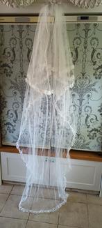 Oude BRUIDSSLUIER / sleep 200 cm wit tule met bloemendiadeem, Antiek en Kunst, Antiek | Kleding en Accessoires, Ophalen of Verzenden