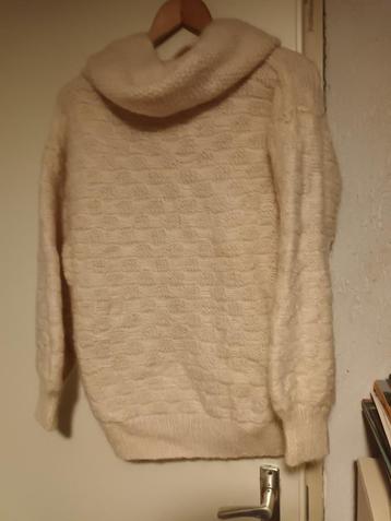 Witte nieuwe wollen gebreide trui. Mt 42 handgemaakt col beschikbaar voor biedingen