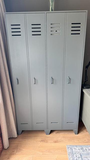Kleding kast grijs beschikbaar voor biedingen