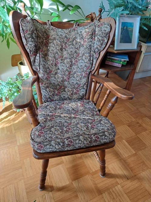 Onverwoestbare stoel met bloemmotief kussen/rugleuning., Antiek en Kunst, Antiek | Meubels | Stoelen en Banken, Ophalen