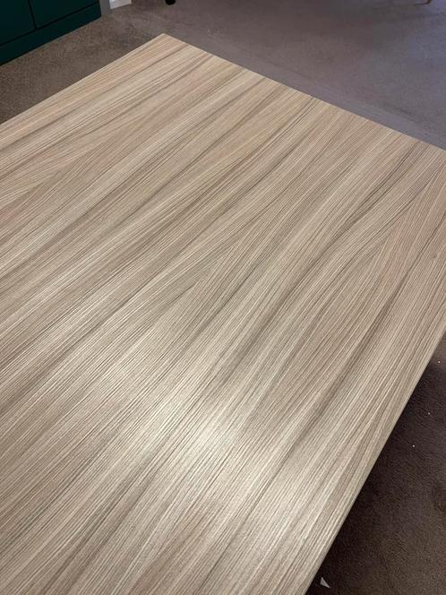 Groot Markant bureau met stoel 100x200 - 2 stuks, Huis en Inrichting, Bureaus, Zo goed als nieuw, Bureau, In hoogte verstelbaar