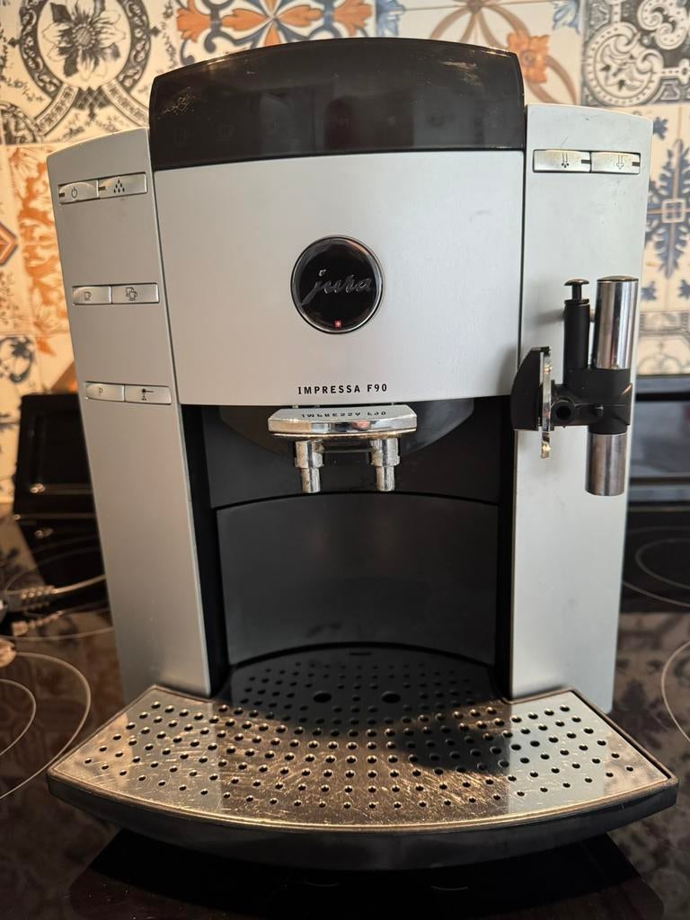 Jura F90, Witgoed en Apparatuur, Gebruikt, Koffiemachine, Afneembaar waterreservoir, Koffiebonen