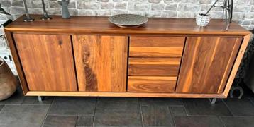 Notenhouten dressoir beschikbaar voor biedingen