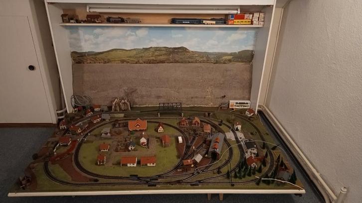Opklapbare modeltrein tafel - Compleet!, Hobby en Vrije tijd, Modeltreinen | H0, Gelijkstroom, Ophalen