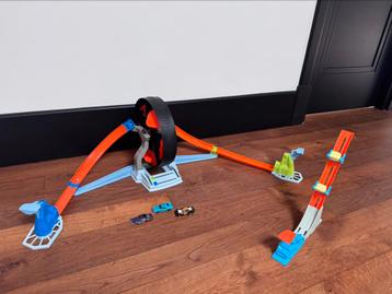 Gave Hotwheels racebaan met 3 auto’s en een extra spel beschikbaar voor biedingen