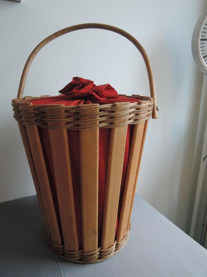 Ouderwetse rotan naaimand, Hobby en Vrije tijd, Naaien en Fournituren, Zo goed als nieuw, Overige typen, Ophalen of Verzenden