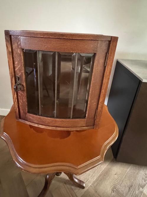 Antiek hang vitrine kastje met geslepen glas, Antiek en Kunst, Curiosa en Brocante, Ophalen