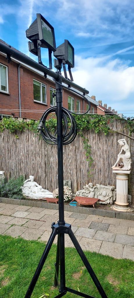 Bouwlamp met 2 halogeen lampen erop--nieuwstaat--, Doe-het-zelf en Verbouw, Bouwverlichting, Zo goed als nieuw, Overige typen