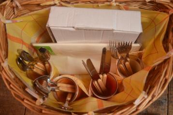 Vintage rieten mand met hengsel / picknickmand beschikbaar voor biedingen