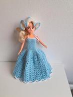Gebreide jurk en hoed voor barbie sindy fleur excl pop, Verzamelen, Poppen, Ophalen of Verzenden, Gebruikt, Kleertjes