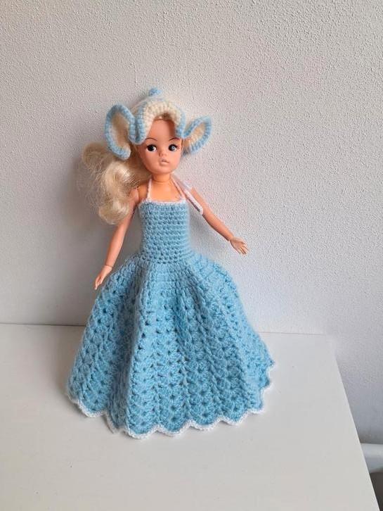 Gebreide jurk en hoed voor barbie sindy fleur excl pop, Verzamelen, Poppen, Gebruikt, Kleertjes, Ophalen of Verzenden