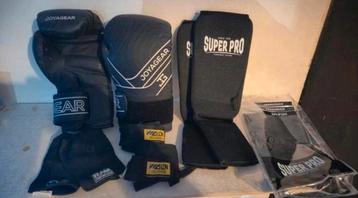 Kickbox handschoenen en attributen beschikbaar voor biedingen