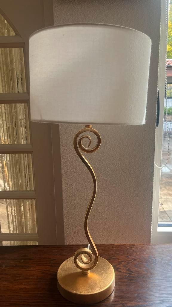 Goudkleurige tafellamp met kap en gekrulde voet, Huis en Inrichting, Lampen | Tafellampen, Gebruikt, Metaal, Ophalen