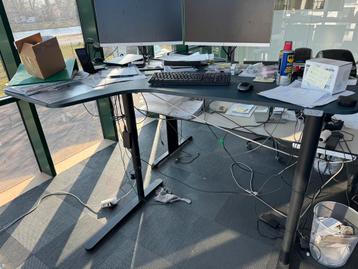 Verschillende bureaus en maten (1x zit/sta bureau) beschikbaar voor biedingen