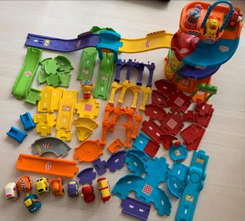 VTech Toet Toet Auto Parkeertoren, banen + Auto's beschikbaar voor biedingen