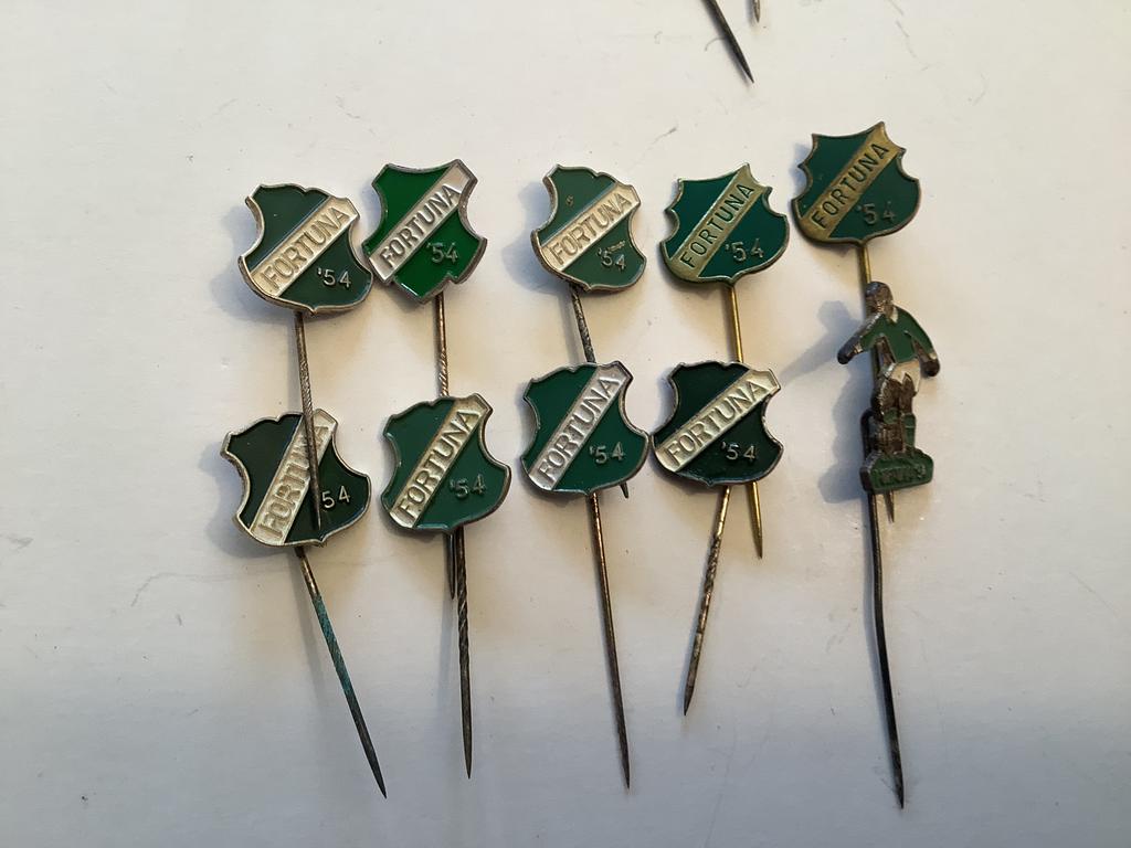 10 metalen speldjes Fortuna 54, Verzamelen, Ophalen of Verzenden, Gebruikt, Overige binnenlandse clubs, Overige typen