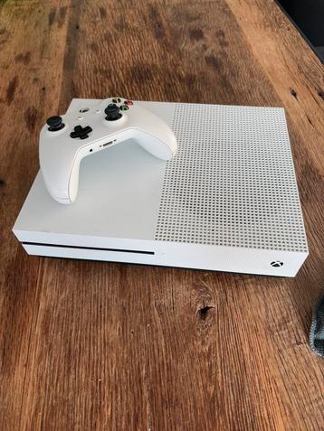 Xbox one S met controller beschikbaar voor biedingen