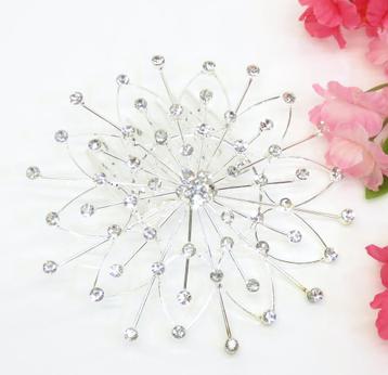 Mooie zilverkleurige haarkam voorziet met strass steentjes. beschikbaar voor biedingen