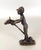 Astrid Veldhuyzen Koppen. Beeldje. Kind op stokpaard., Antiek en Kunst, Ophalen of Verzenden