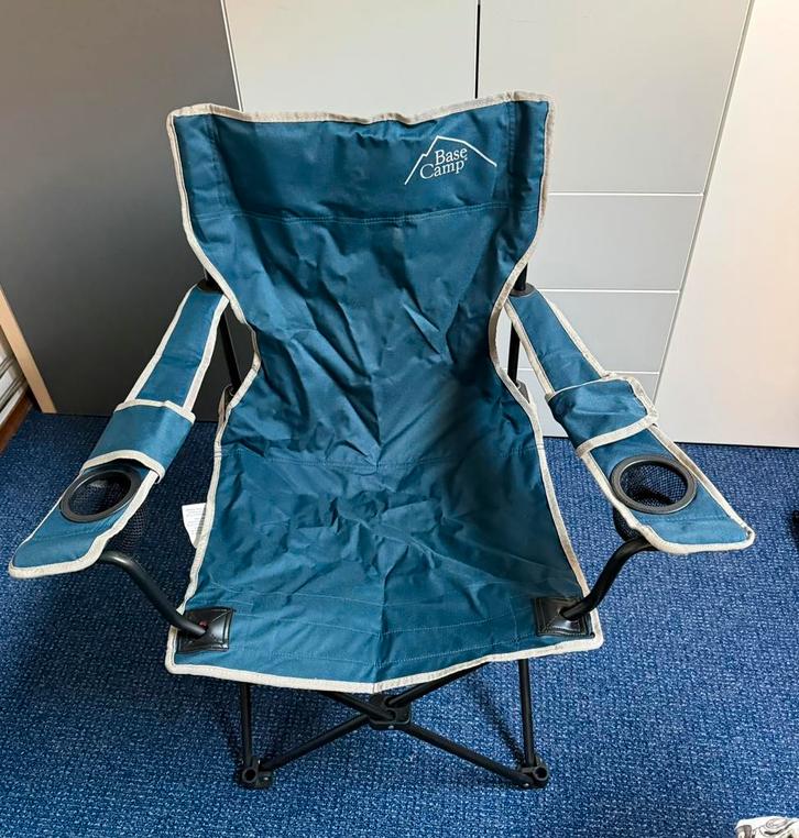 Base Camp opklapbare stoel met armleuning en bekerhouder., Caravans en Kamperen, Kampeermeubelen, Zo goed als nieuw, Campingstoel