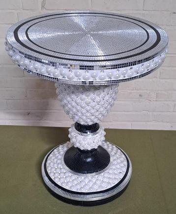 Wit / zilverkleurige bijzettafel / Venetian furniture beschikbaar voor biedingen