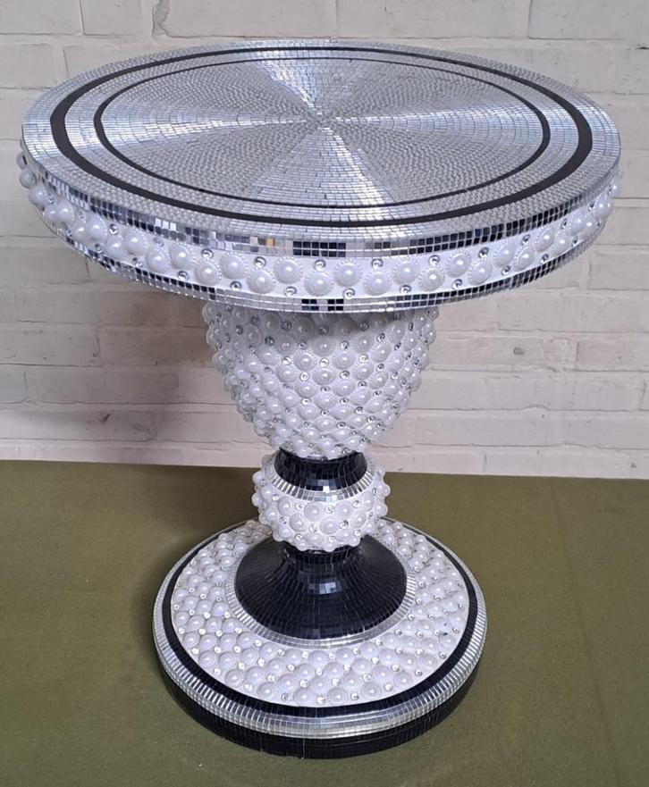 Wit / zilverkleurige bijzettafel / Venetian furniture, Huis en Inrichting, Tafels | Bijzettafels, Gebruikt, Rond, Minder dan 55 cm