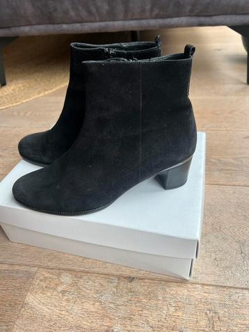 Zwart dames laarsje, maat 37,5, suede met hak beschikbaar voor biedingen
