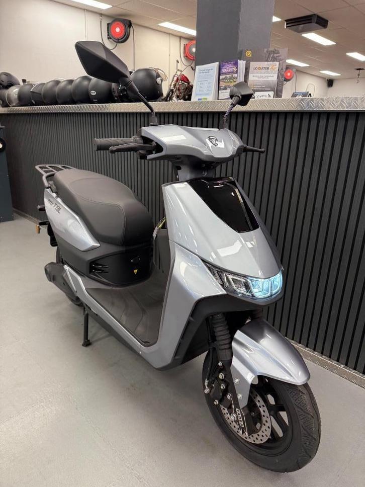 Yadea T9L Brom Zilver 45KM elektrische NIEUW, Fietsen en Brommers, Scooters | Overige merken, Nieuw, Maximaal 45 km/u, Elektrisch