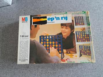 Vier op een rij beschikbaar voor biedingen