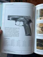 KL NATO Defensie catalogus 1983 tanks wapens pantservoertuig, Verzamelen, Militaria | Algemeen, Ophalen of Verzenden, Nederland