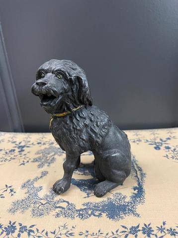 Antieke metalen poedel beeld beschikbaar voor biedingen