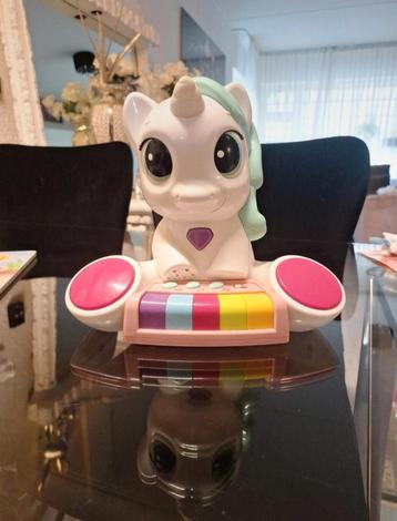 Unicorn piano beschikbaar voor biedingen