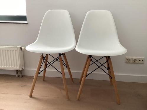 Twee prachtige Vitra Eames eetkamerstoelen - Z.G.A.N., Huis en Inrichting, Stoelen, Zo goed als nieuw, Kunststof, Wit, Ophalen