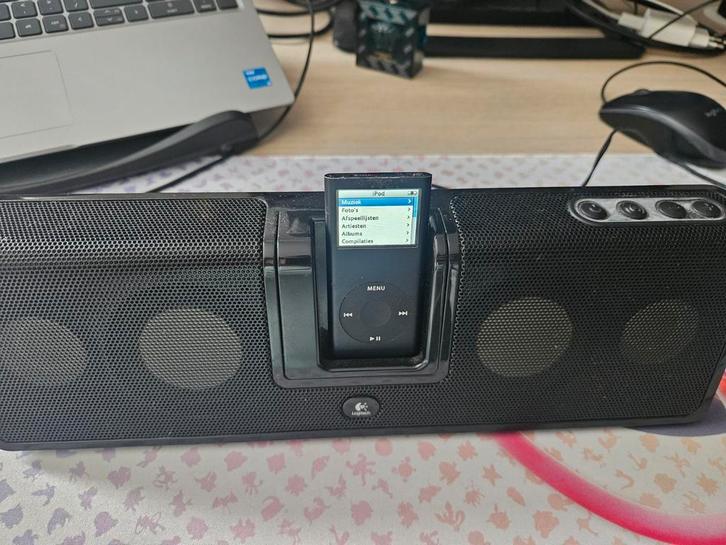 Logitech mm50 speaker met Ipod Nano 8 GB, Audio, Tv en Foto, Mp3-spelers | Accessoires | Apple iPod, Zo goed als nieuw, Speaker