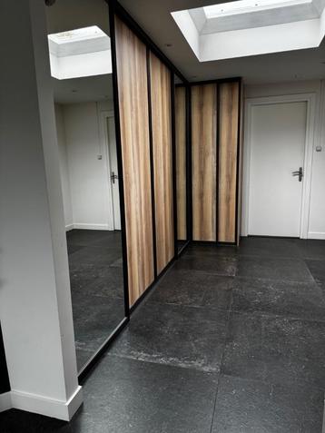 Inbouwkast met schuifdeuren beschikbaar voor biedingen