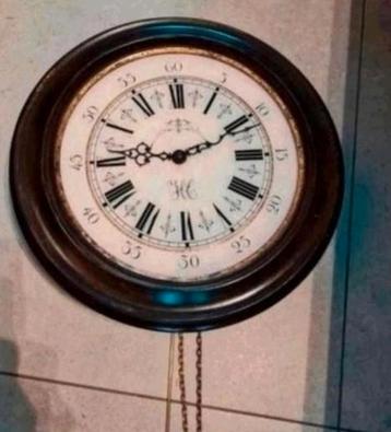 Antieke Wandklok met Slinger beschikbaar voor biedingen