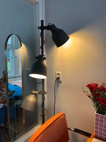Grijze staande vloerlamp in goede staat, met drie lampen beschikbaar voor biedingen