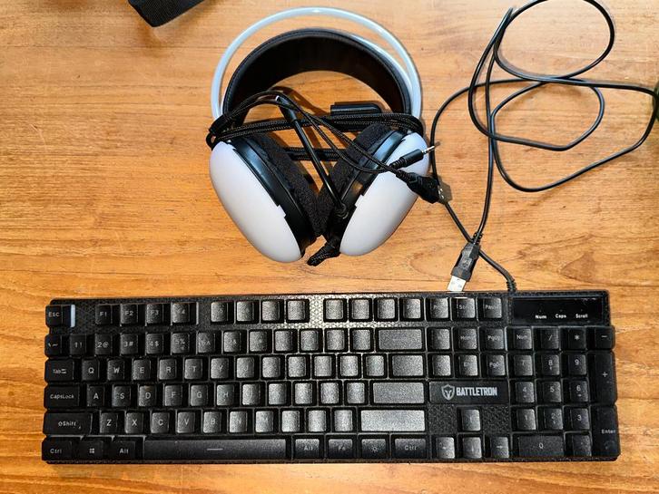 battletron Headset en Keybord met USB aansluiting, Computers en Software, Toetsenborden, Zo goed als nieuw, Qwerty, Bedraad, Gaming toetsenbord