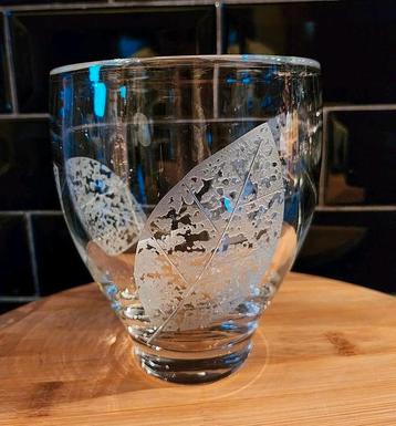 Kristallen vaas met etsering van bladeren beschikbaar voor biedingen